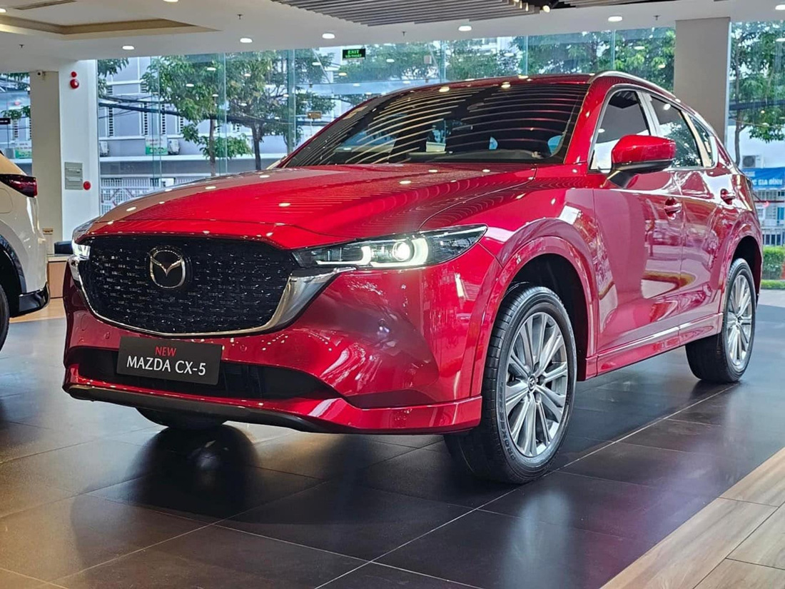 Loạt xe  'giá rẻ giật mình' ở Việt Nam: Mazda CX-5 mở màn 'phá giá', Custin phá thế độc tôn Carnival - Ảnh 1.