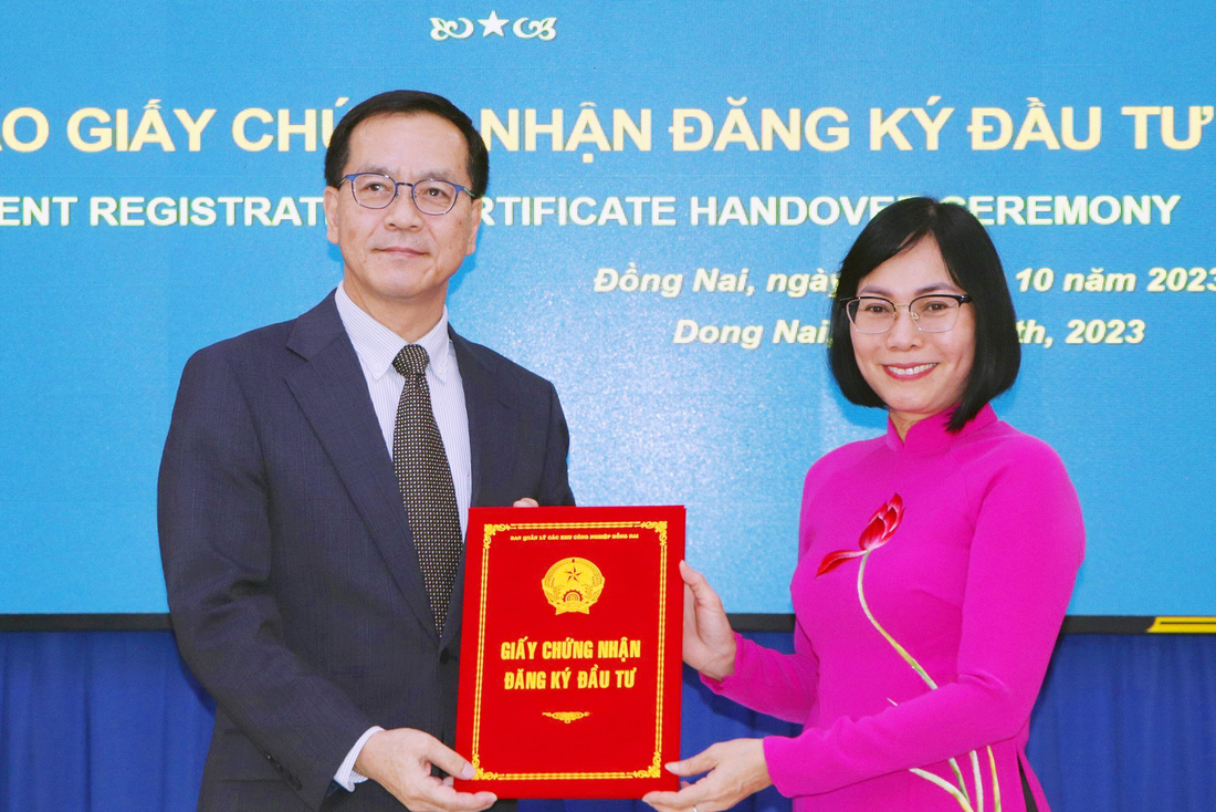 Phó chủ tịch UBND tỉnh Đồng Nai Nguyễn Thị Hoàng trao giấy chứng nhận cho dự án Công ty TNHH SMC Manufacturing Việt Nam với việc tăng vốn đầu tư thêm 120 triệu USD - Ảnh: AN BÌNH