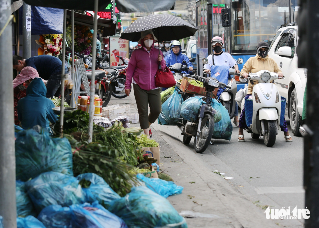 Túi ni lông bày tràn ra đường ở chợ Gò Vấp (TP.HCM) 