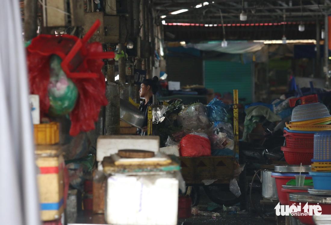 Hình ảnh túi ni lông chất đầy trong nhà lồng chợ Gò Vấp (TP.HCM) sau mỗi buổi họp chợ 