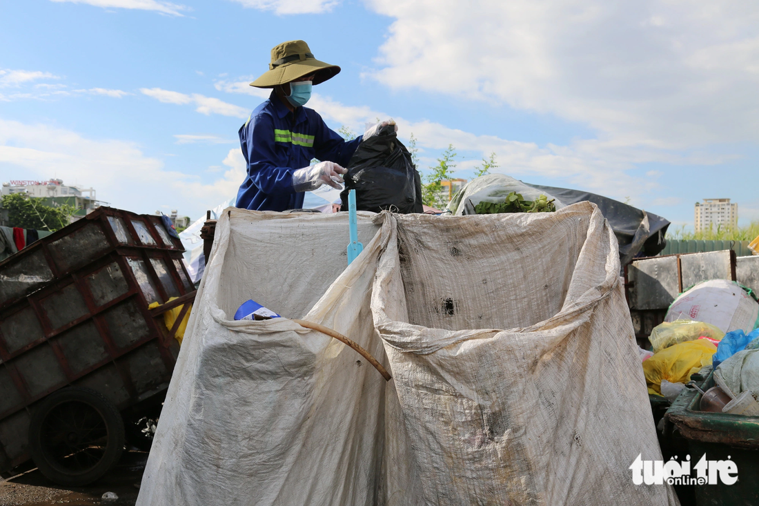 Sau mỗi ca thu gom rác, công nhân vệ sinh phải vất vả phân loại túi ni lông