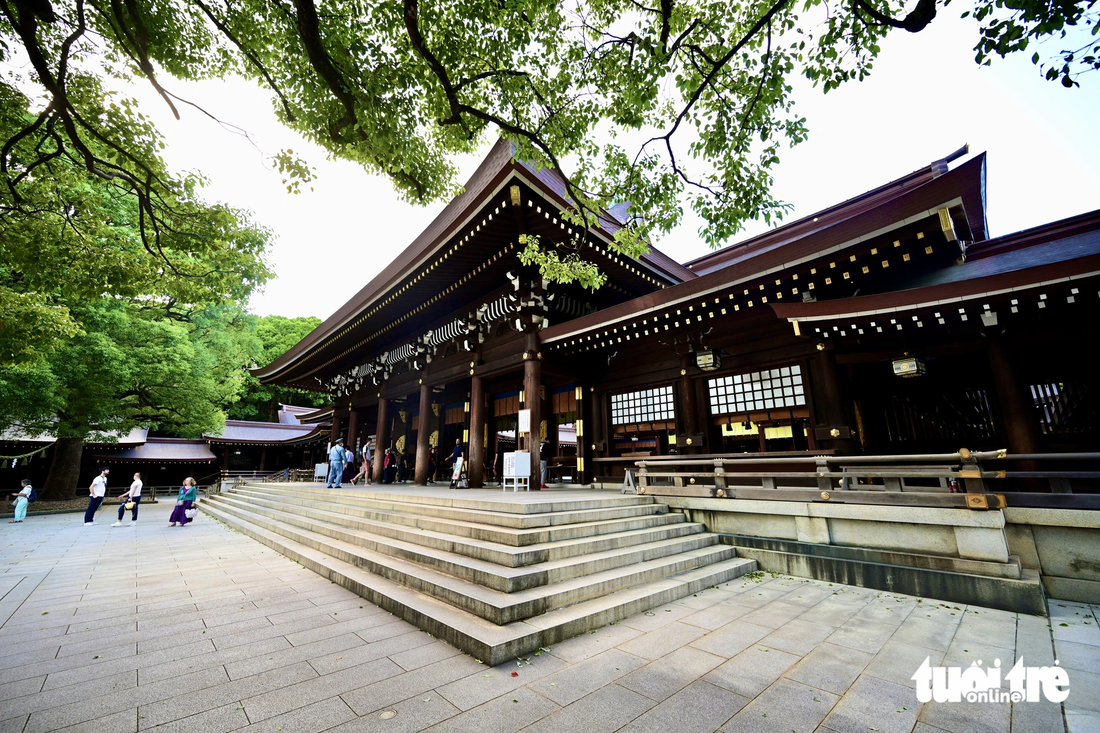 Meiji-jingu là ngôi đền linh thiêng tại Nhật Bản, nơi thờ Thiên hoàng Minh Trị và thành viên hoàng tộc, nằm ngay cạnh công viên Yoyogi