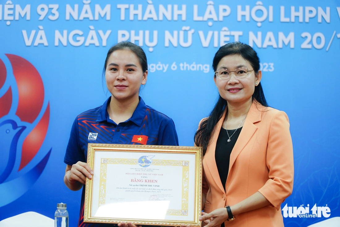 Nữ xạ thủ Trịnh Thu Vinh nhận bằng khen của Hội Liên hiệp phụ nữ Việt Nam - Ảnh: NGUYỄN THỊ HIỀN