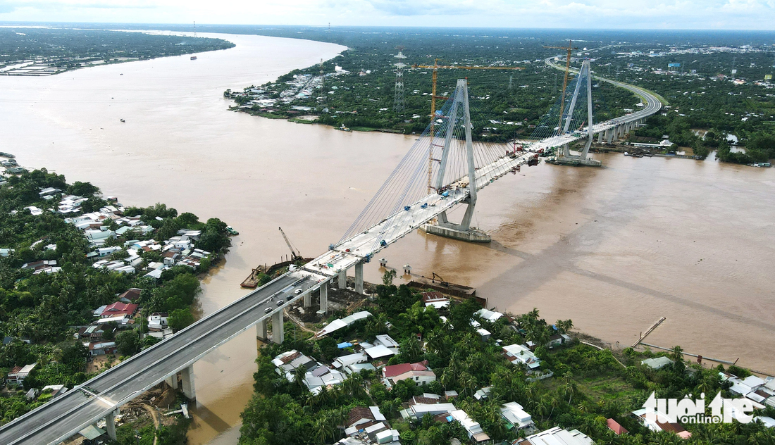 Cầu Mỹ Thuận 2 bắc qua sông Tiền thuộc hệ thống đường cao tốc Bắc - Nam phía Đông, nối liền hai tỉnh Tiền Giang và Vĩnh Long. Dự án có nhịp cầu chính dài hơn 1,9km, được đầu tư hoàn chỉnh 6 làn xe, vận tốc thiết kế 80km/h.
