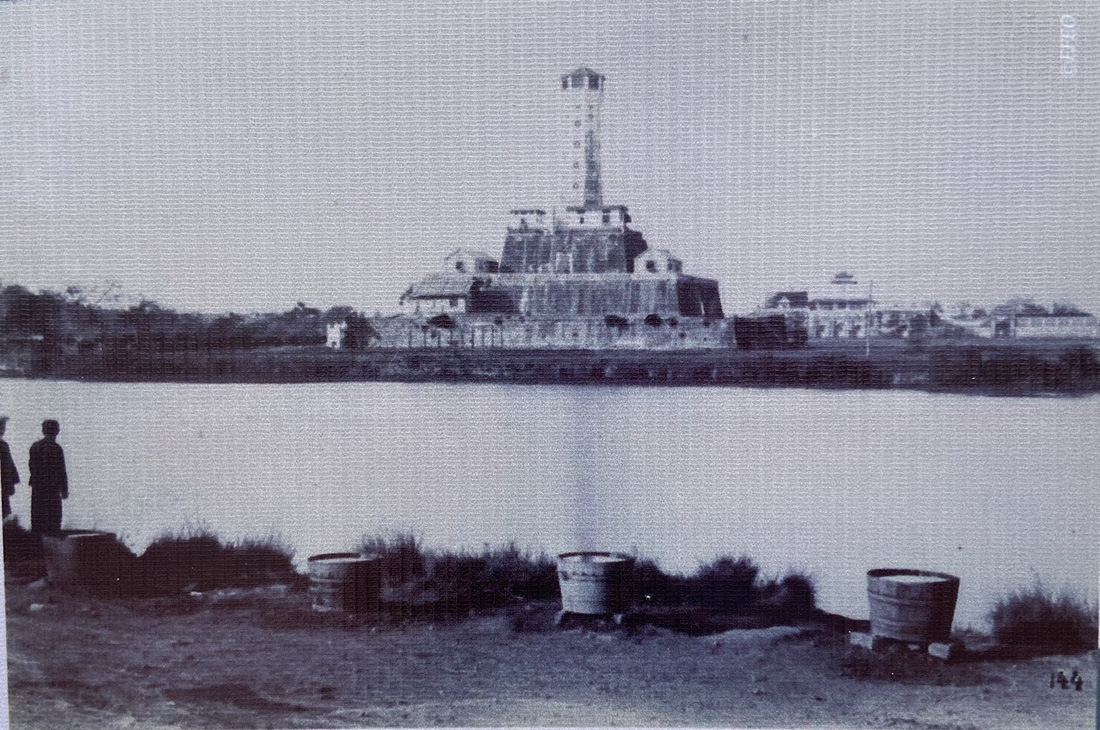 Kỳ đài (Cột cờ Hà Nội) được người Pháp chuyển thành tháp canh từ năm 1888-1891, thời điểm này hồ nước phía trước kỳ đài vẫn còn - Ảnh tư liệu