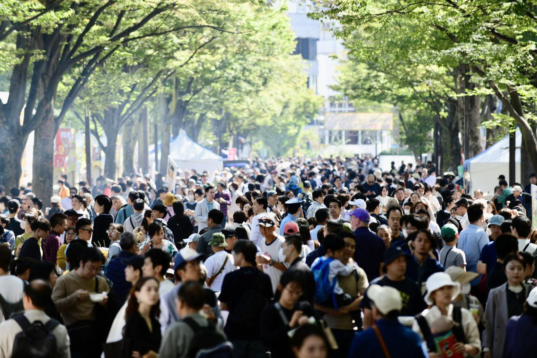 Thực khách thưởng thức phở tại công viên Yoyogi, Tokyo, Nhật Bản sáng 7-10 
