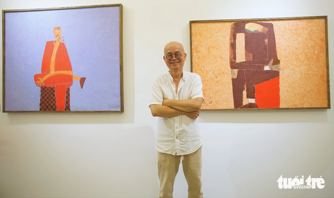 Họa sĩ Tào Linh bên tác phẩm của mình tại triển lãm &quot;Kết nối với...&quot; - Ảnh: H.VY