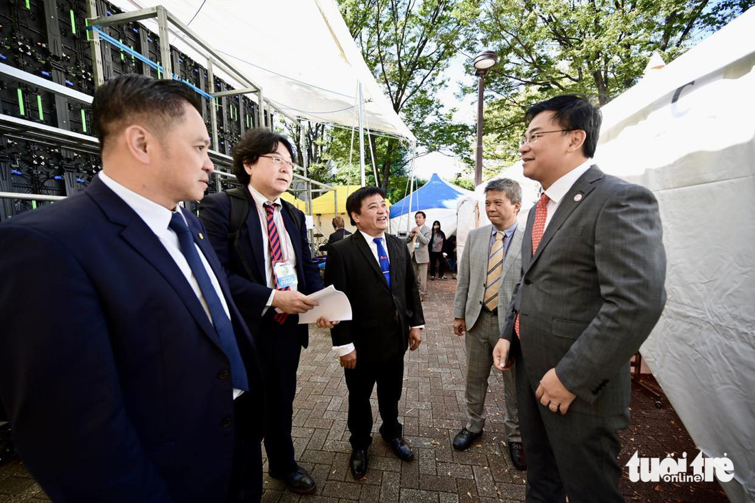 Đại sứ Việt Nam tại Nhật Bản Phạm Quang Hiệu (bìa phải), ông Phạm Huy Bình - chủ tịch hội đồng thành viên Công ty Saigontourist Group (bìa trái) và Tổng biên tập Báo Tuổi Trẻ Lê Thế Chữ 