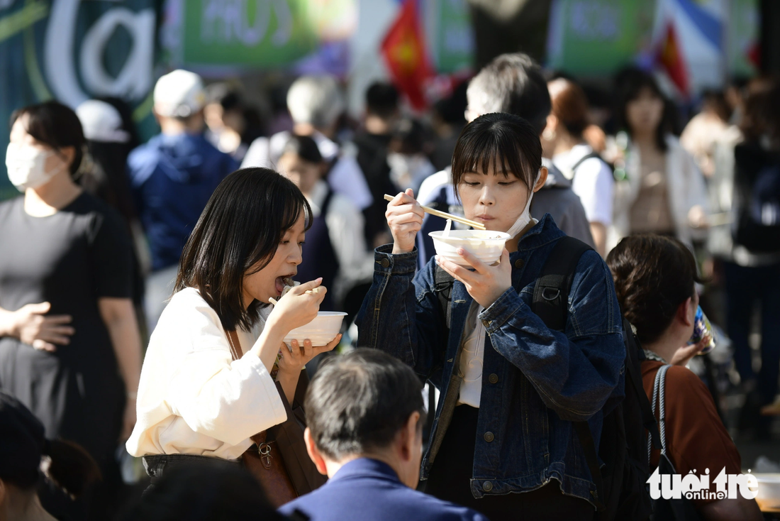 Thực khách Nhật đứng ăn phở tại Vietnam Phở Festival 2023