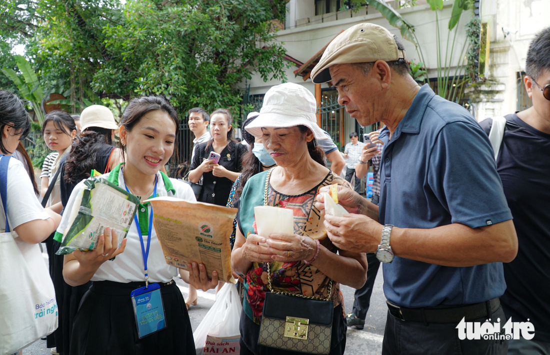 Bánh tráng Tây Ninh là một trong những sản phẩm nhận được sự quan tâm của đông đảo người dân thủ đô và du khách - Ảnh: NGUYỄN HIỀN