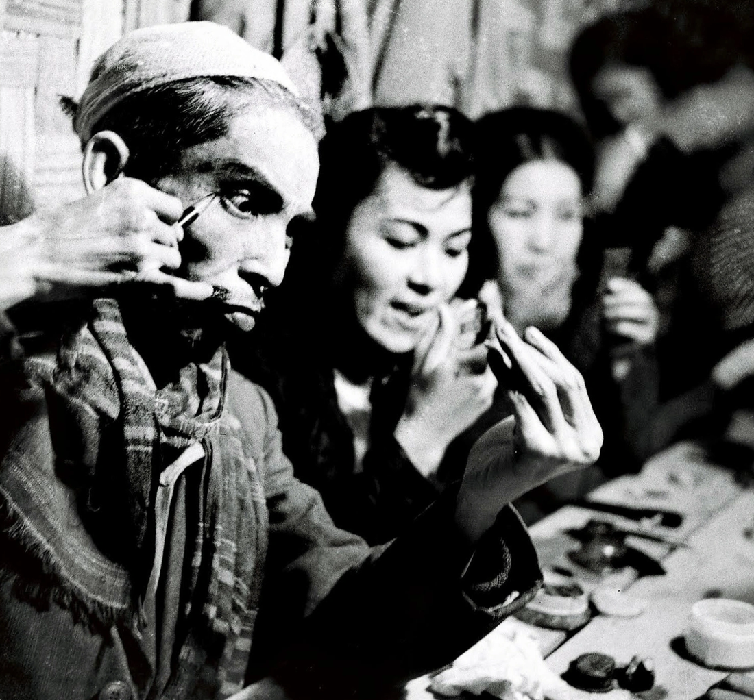 Bức ảnh Trần Văn Lưu chụp Thế Lữ cùng đồng nghiệp đang hóa trang trước vở kịch Đề Thám xuất quân năm 1949