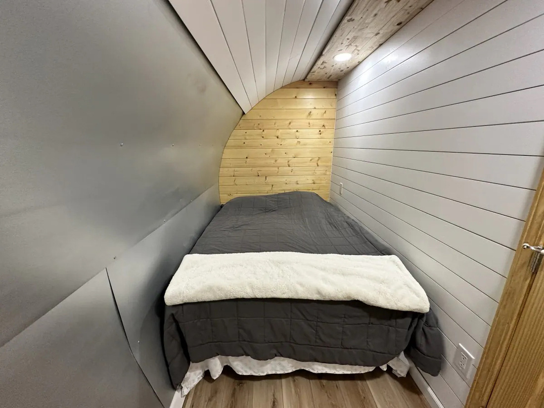 Trong khi đó, phòng ngủ cho khách được trang bị giường cỡ Queen - Ảnh: Airbnb