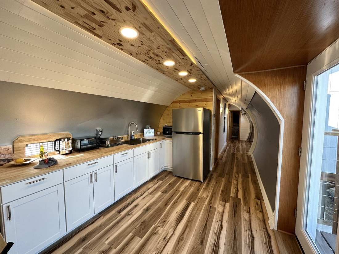 Trong bụng máy bay, Kotwicki đã xây dựng một căn bếp với nhiều ngăn chứa đồ, thiết bị cũng như tủ lạnh và tủ đông - Ảnh: Airbnb