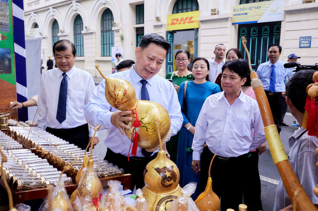 Ông Nguyễn Thanh Ngọc - chủ tịch UBND tỉnh Tây Ninh - tham quan các gian hàng ở Ngày Tây Ninh tại Hà Nội - Ảnh: MINH KHÁNH