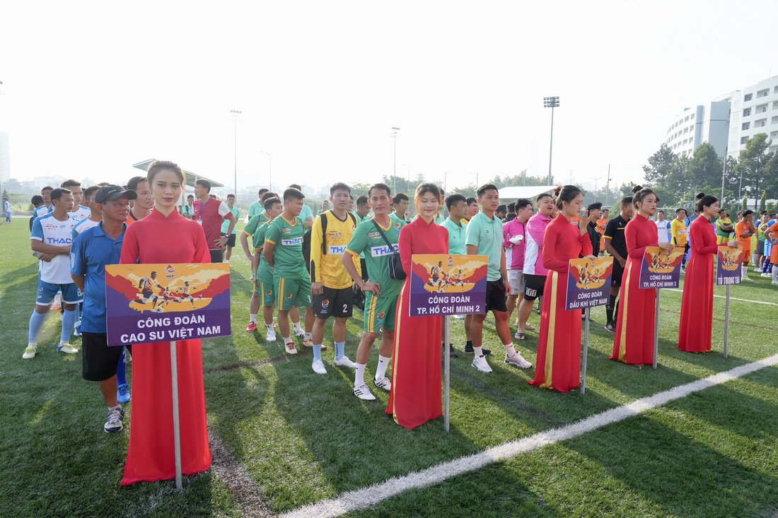 Đại diện 8 đội dự lễ khai mạc vòng loại khu vực TP.HCM của Giải bóng đá công nhân toàn quốc 2023 sáng 7-10 - Ảnh: HỮU HẠNH