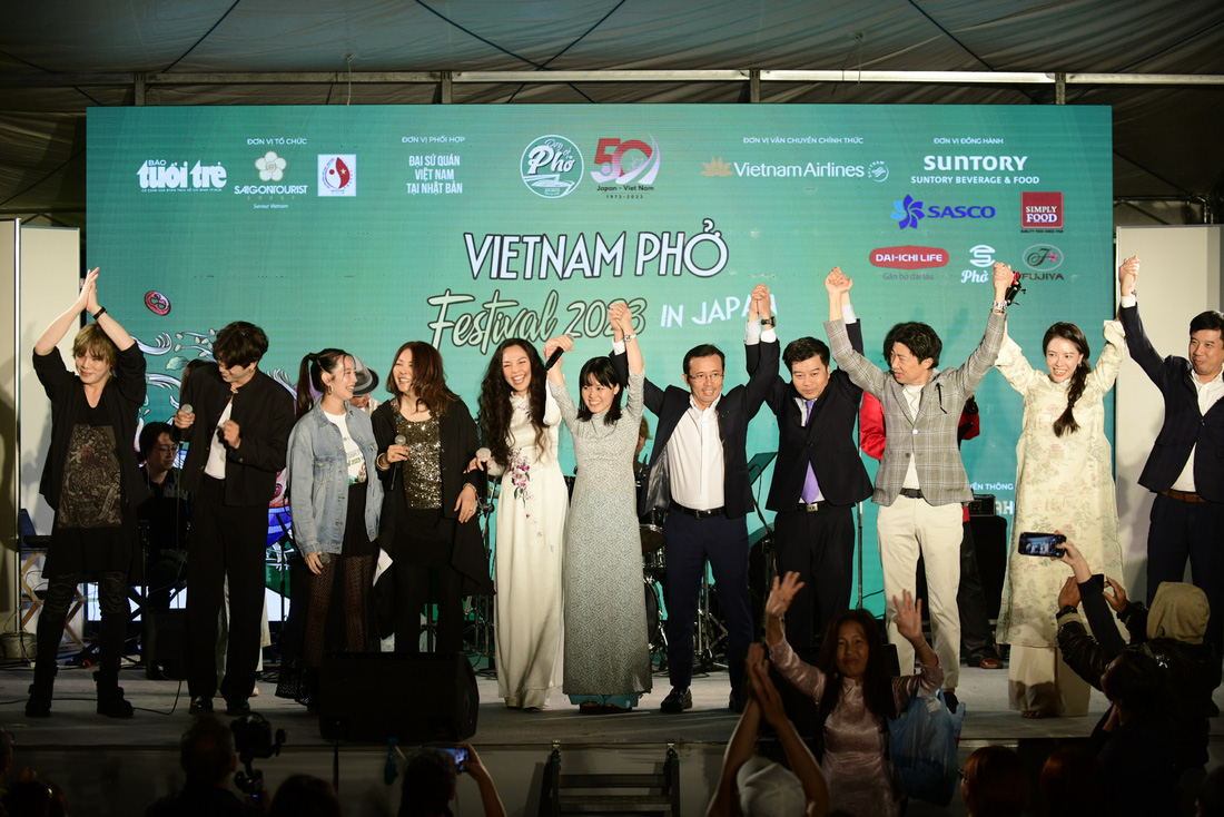 Tất cả chung vui vì thành công rực rỡ của Vietnam Phở Festival lần đầu tiên tổ chức ở nước ngoài