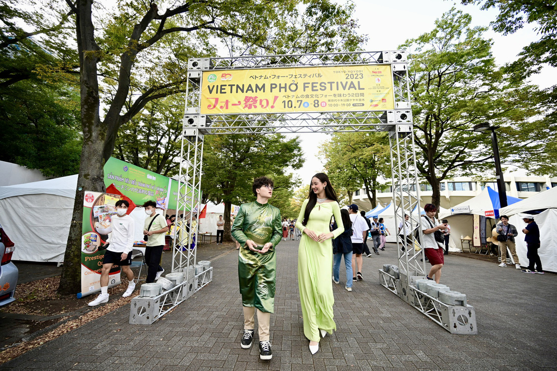 Hoa hậu Liên lục địa Lê Nguyễn Bảo Ngọc, đại sứ của chương trình, cùng blogger Nguyễn Kỳ Vĩ tại Lễ hội phở