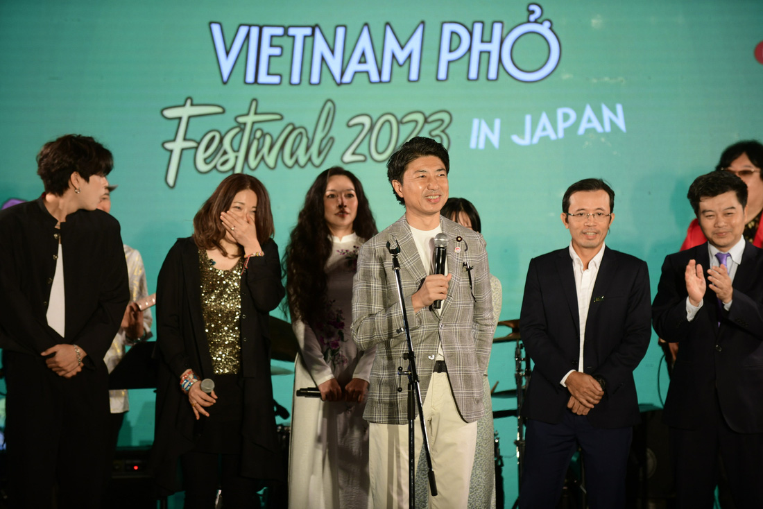 Hạ nghị sĩ Aoyagi Yoichiro tới dự lễ bế mạc ngày 8-10 với nhiều tình cảm trân quý tình hữu nghị hai nước Việt Nam - Nhật Bản