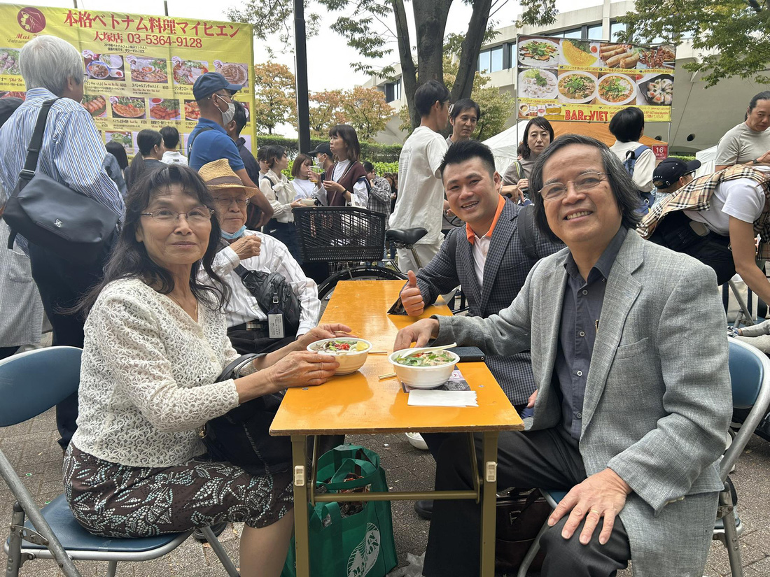 Vợ chồng giáo sư Trần Văn Thọ đến thưởng thức phở quê hương - Ảnh: QUANG ĐỊNH