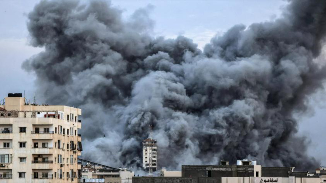 Một đám khói bốc lên phía trên các tòa nhà ở thành phố Gaza vào ngày 7-10 trong một cuộc không kích của Israel - Ảnh: AFP
