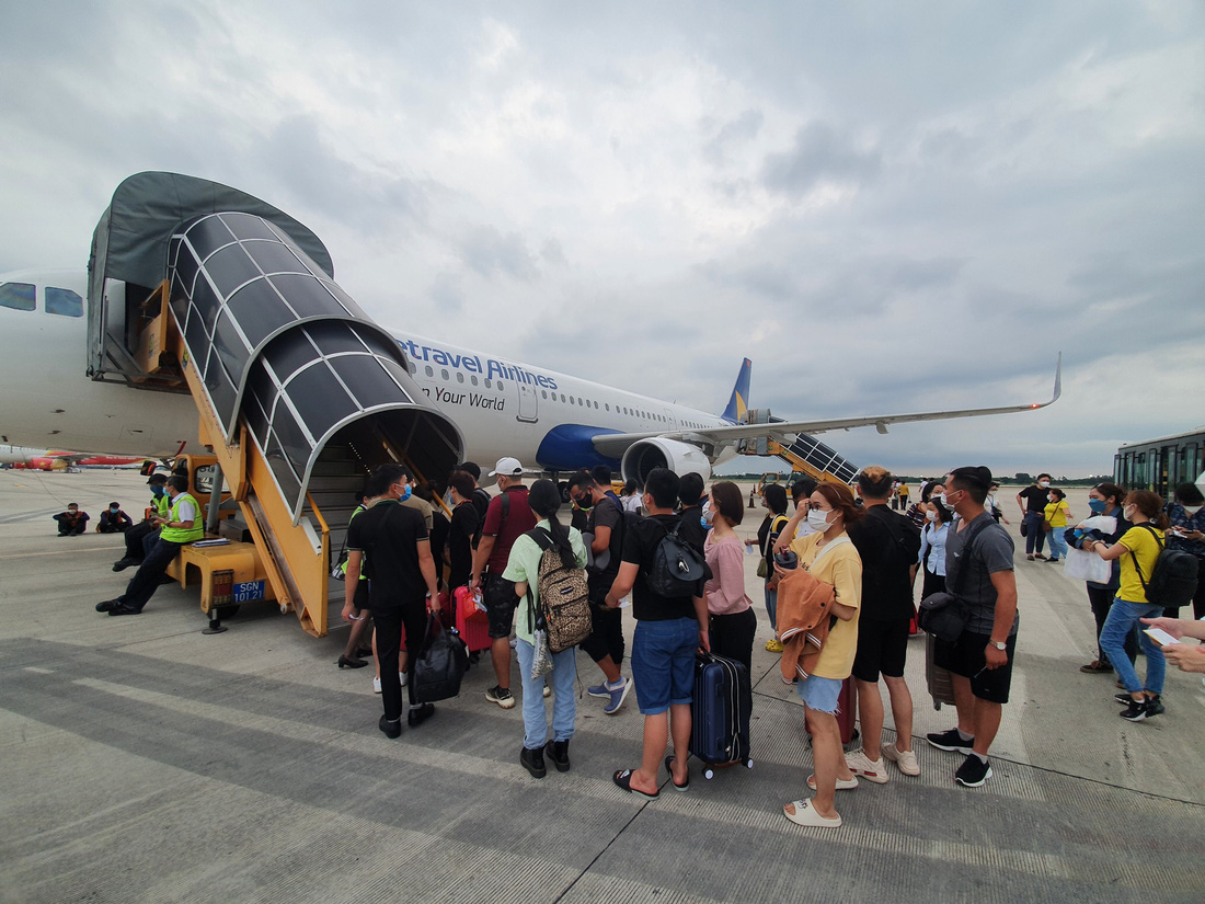Hành khách đi lại bằng máy bay Vietravel Airlines tại Tân Sơn Nhất - Ảnh: C.TRUNG