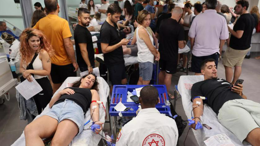 Người Israel hiến máu tại một bệnh viện ở Tel Aviv ngày 7-10 - Ảnh: AFP