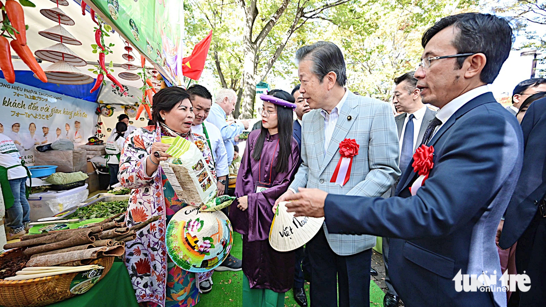 Ông Yamaguchi Natsuo (giữa), chủ tịch Đảng Công minh Nhật Bản, tham quan gian hàng Phở Ta - Bình Tây Food - tại lễ hội - Ảnh: QUANG ĐỊNH