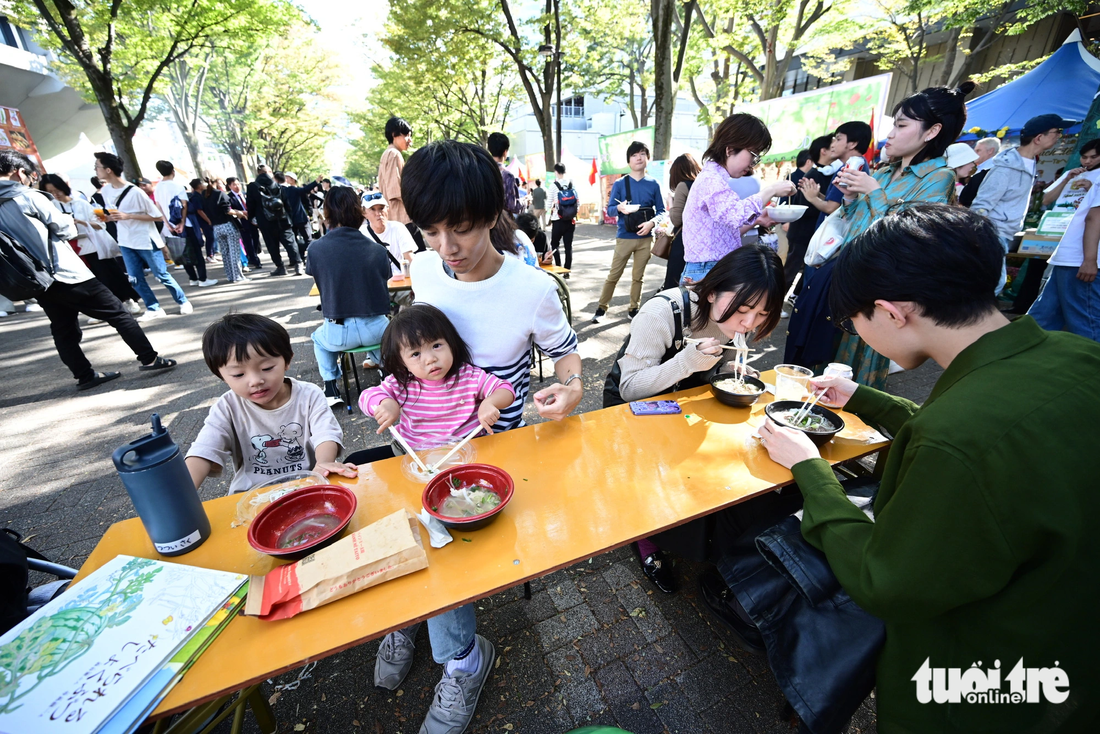 Thực khách thưởng thức phở tại công viên Yoyogi, Tokyo, Nhật Bản sáng 7-10 - Ảnh: QUANG ĐỊNH