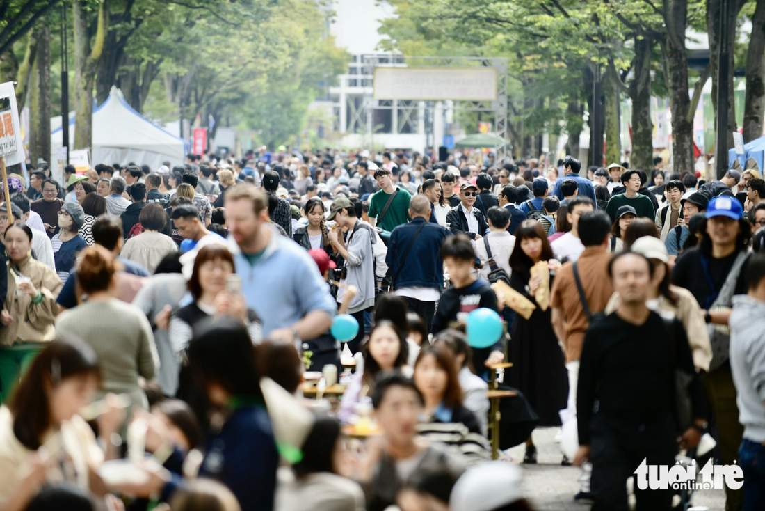 Thực khách tới công viên Yoyogi, Tokyo, Nhật Bản sáng 8-10, ngày thứ 2 của Vietnam Phở Festival - Ảnh: QUANG ĐỊNH