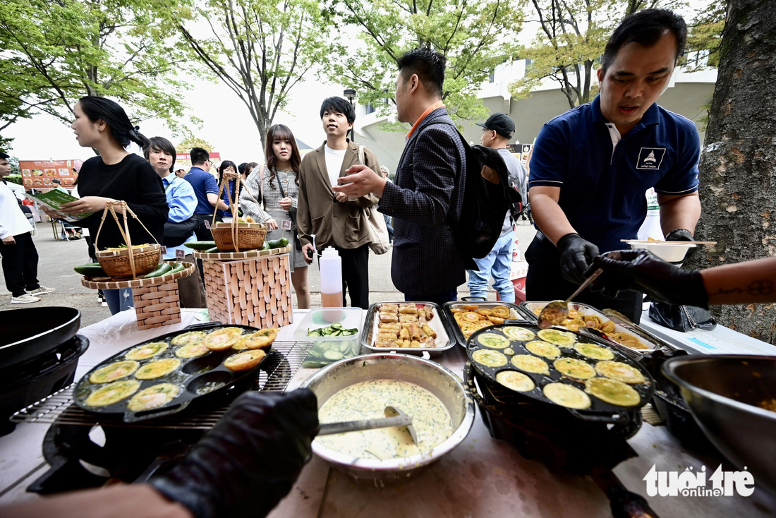 Ngoài món phở, các món bánh khọt, bánh xèo cũng được nhiều thực khách Nhật lựa chọn và kiên nhẫn xếp hàng chờ đến lượt