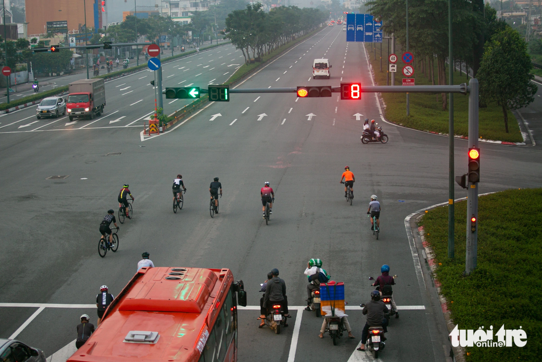 Trong khi mọi người dừng đèn đỏ thì một tốp người đi xe đạp vượt đèn tại giao lộ Phạm Văn Đồng - Hiệp Bình, TP Thủ Đức, TP.HCM