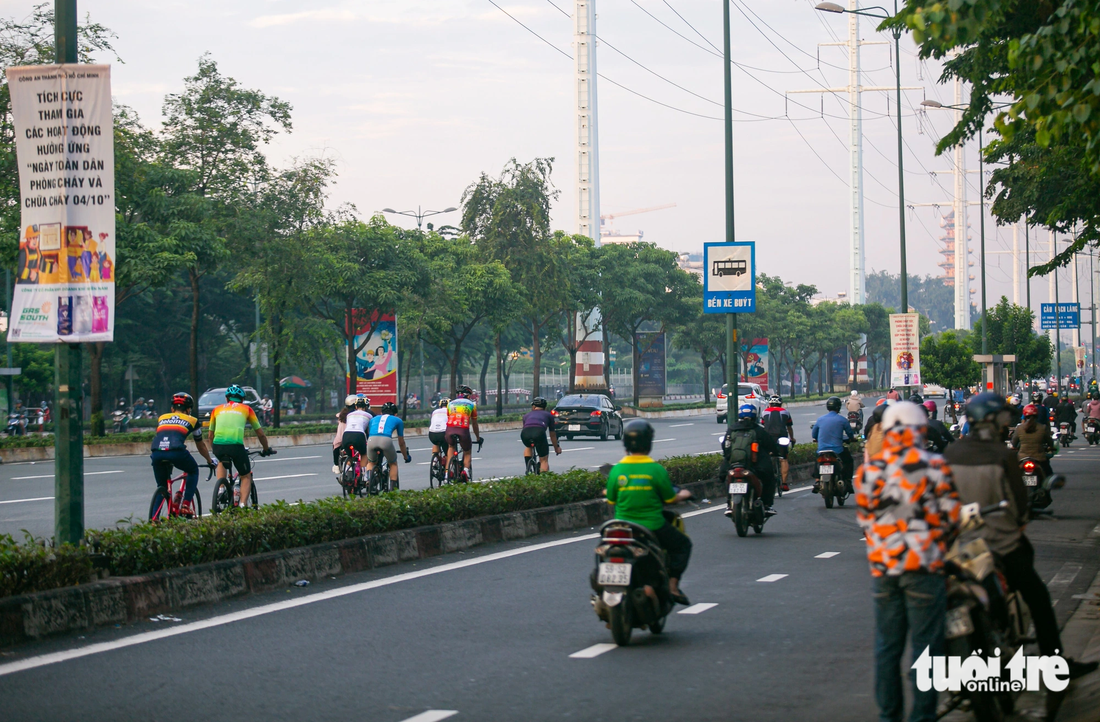 Một tốp người đi xe đạp chạy vào làn ô tô, hình ảnh rất dễ bắt gặp trên tuyến đường Phạm Văn Đồng vào các buổi sáng