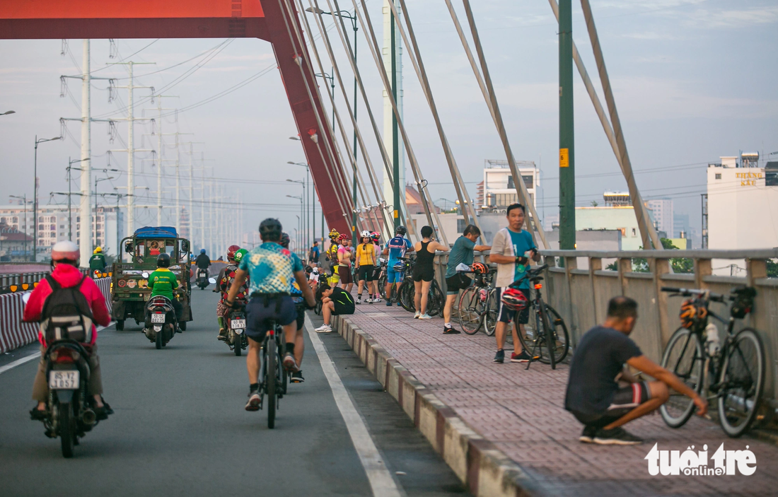 Nhiều người đi xe đạp dừng trên cầu Bình Lợi (nối quận Bình Thạnh và TP Thủ Đức)