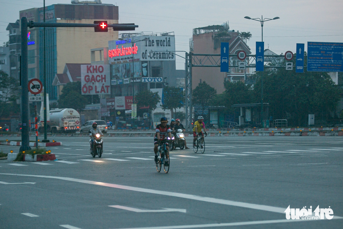 Hai người đi xe đạp này vượt đèn đỏ tại nút giao Phạm Văn Đồng - Kha Vạn Cân - Linh Đông, TP Thủ Đức