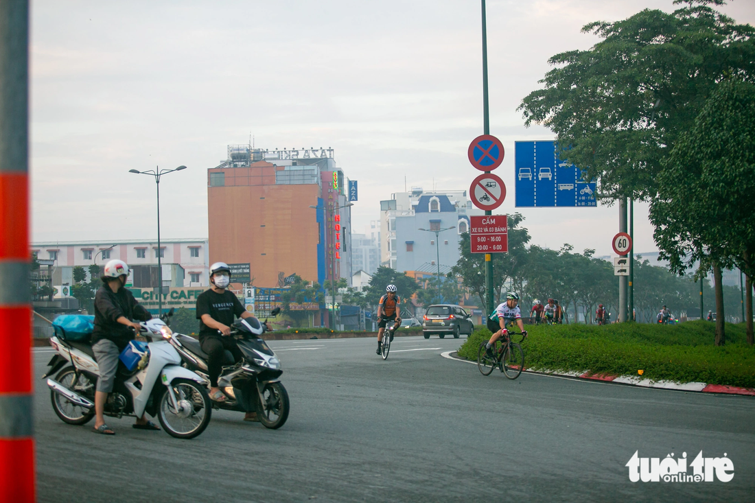 Hàng chục người đi xe đạp sau khi đi vào làn xe ô tô trên đường Phạm Văn Đồng thì thấy lực lượng cảnh sát giao thông đang tuần tra, nhanh chóng quay đầu đạp ngược chiều trở lại bất chấp nguy hiểm