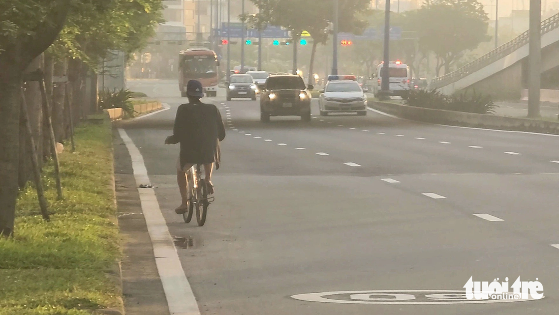 Một nam thanh niên đi xe đạp ngược chiều ở giữa làn ô tô đường Võ Văn Kiệt, quận 5 sáng 7-10, sau đó tấp vào một bên tiếp tục đạp xe một đoạn ngược chiều trên làn này