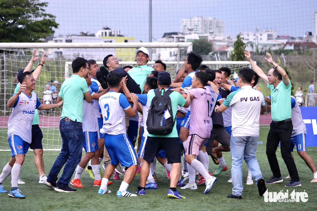 Niềm vui của đội Công đoàn Dầu khí Việt Nam sau khi thắng ở loạt sút luân lưu - Ảnh: HỮU HẠNH