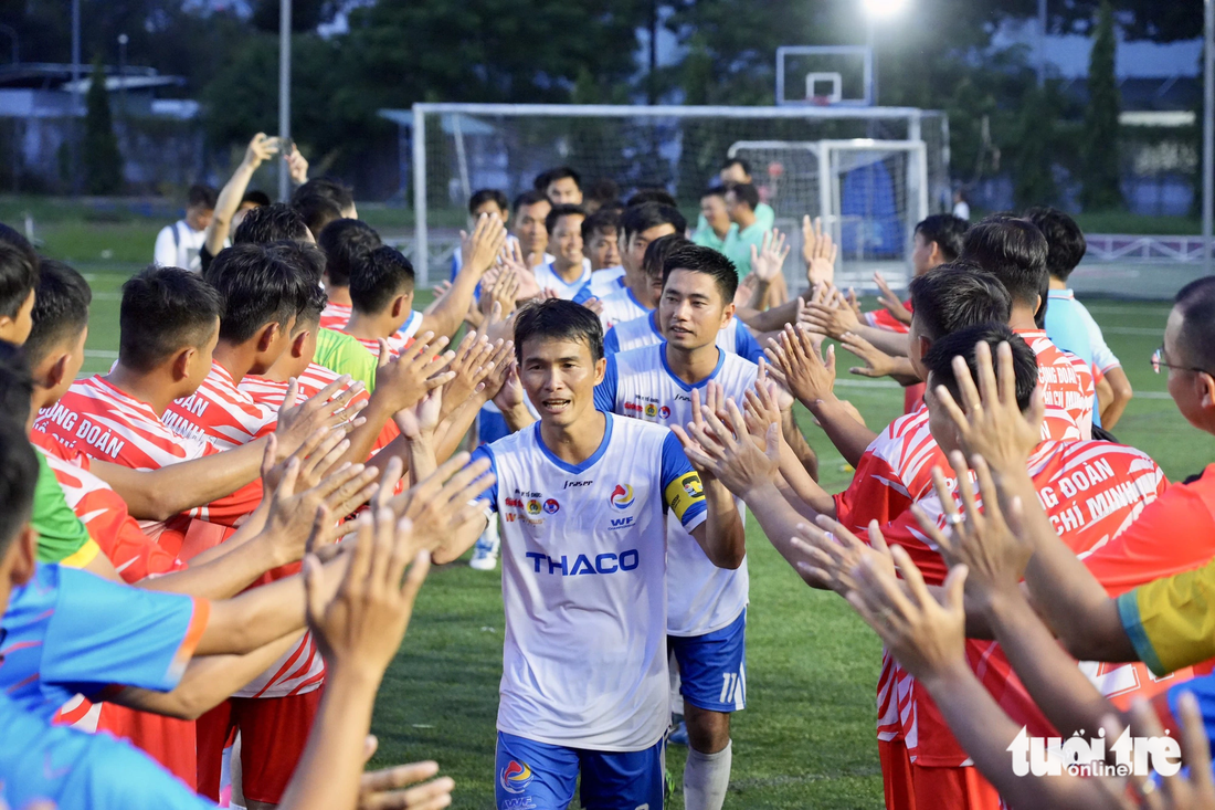 Hình ảnh đẹp của giải đấu khi các cầu thủ Công đoàn TP.HCM 1 vỗ tay chúc mừng Công đoàn Dầu khí Việt Nam lên nhận giải - Ảnh: HỮU HẠNH