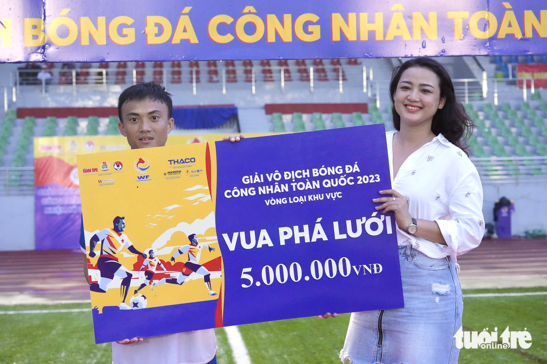 Nguyễn An Ninh nhận giải thưởng &quot;Vua phá lưới&quot; - Ảnh: HỮU HẠNH