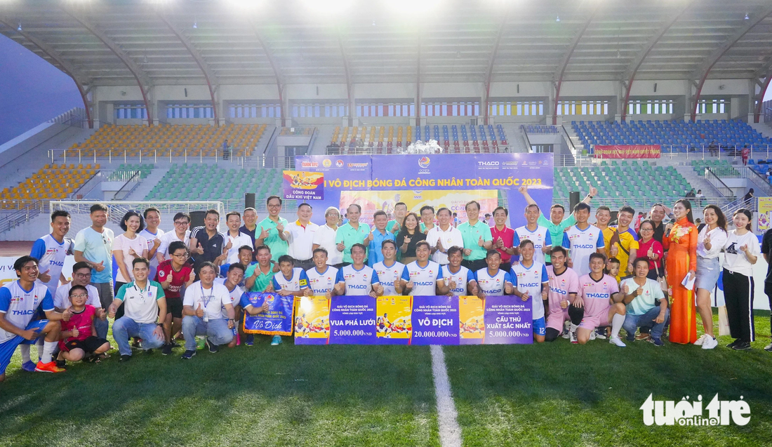 Ban tổ chức giải chung vui với nhà vô địch Giải bóng đá công nhân toàn quốc 2023 khu vực TP.HCM - Ảnh: HỮU HẠNH