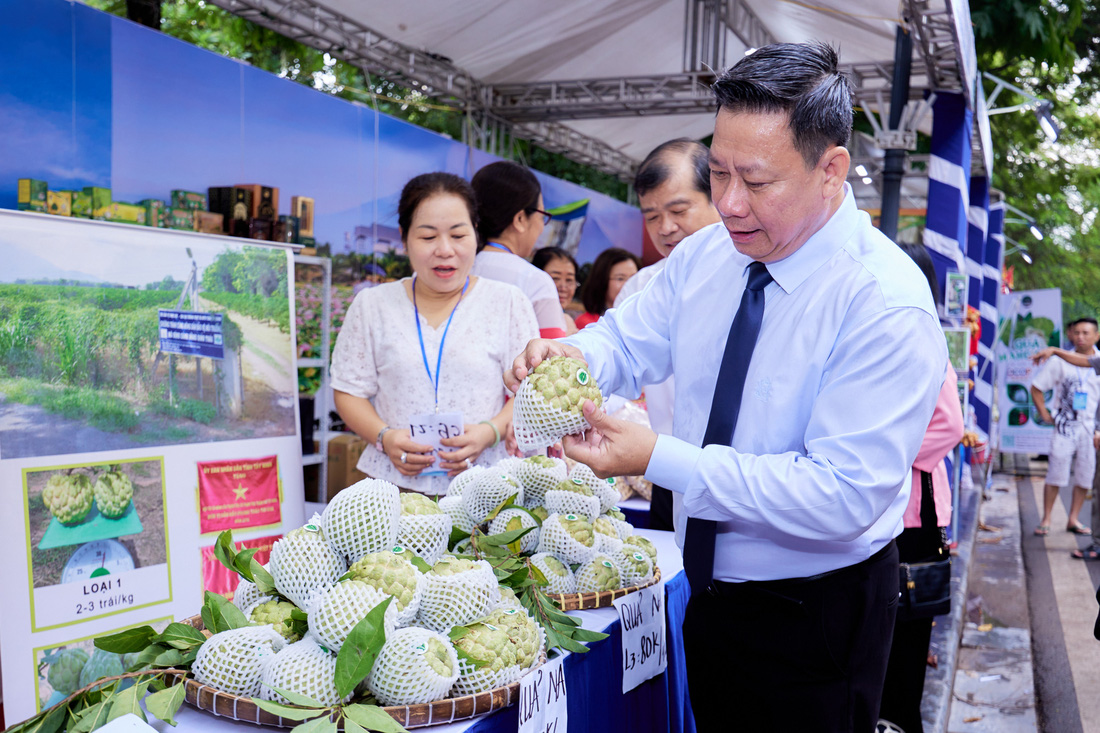 Ông Nguyễn Thanh Ngọc - chủ tịch UBND tỉnh Tây Ninh - tham quan gian hàng nông sản Tây Ninh - Ảnh: MINH KHÁNH