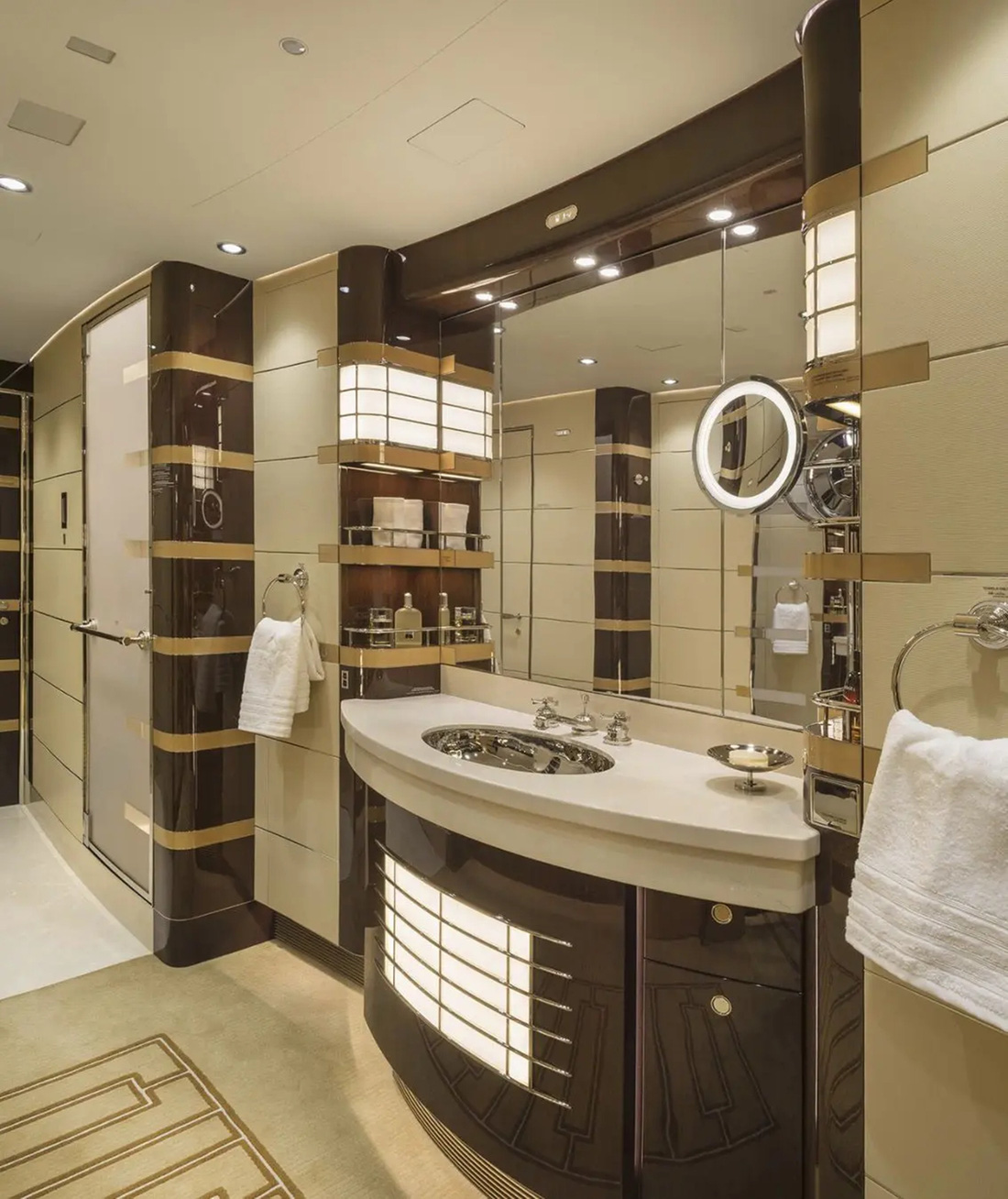 Phòng tắm chính có khu vực tắm đứng với vòi hoa sen, cũng như bàn trang điểm hoàn chỉnh với gương và bồn rửa - Ảnh: Cabinet Alberto Pinto