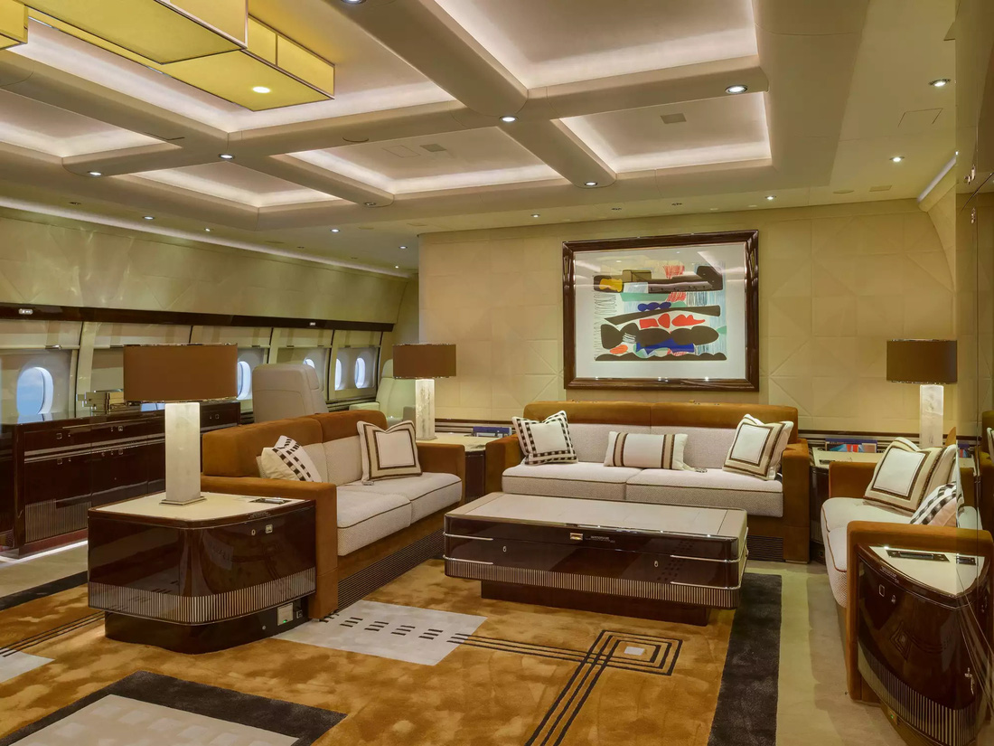 Trung tâm máy bay là phòng khách ở tầng chính với ba chiếc ghế dài, một bàn cà phê và trần nhà hình vòm. Đây là không gian lý tưởng để tổ chức các cuộc họp, làm việc, thưởng thức đồ uống sau bữa tối hoặc chỉ đơn giản là thư giãn trên chuyến bay đường dài - Ảnh: Cabinet Alberto Pinto