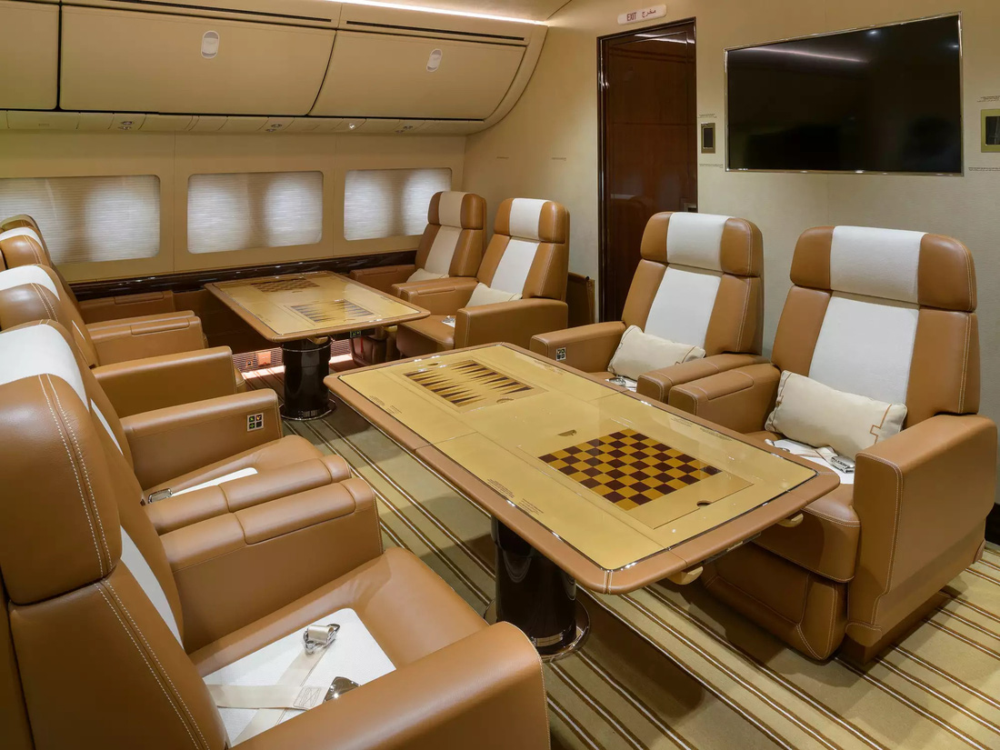 Máy bay thậm chí còn có khu vực ngồi nhỏ hơn dành cho hành khách hoặc nhân viên, với bàn và hệ thống giải trí. Theo Công ty Cabinet Alberto Pinto, chủ máy bay có một đại gia đình nên những phòng như vậy là rất cần thiết - Ảnh: Cabinet Alberto Pinto