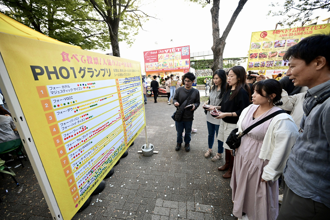 Người dân Nhật Bản xem danh sách các quán phở được thực khách đánh giá tại Lễ hội phở - Vietnam Phở Festival 2023