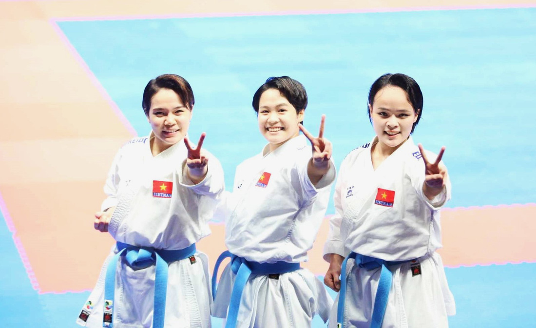 Các cô gái karate mang về HCV cho thể thao Việt Nam tại Asiad 19 - Ảnh: HUY ĐĂNG