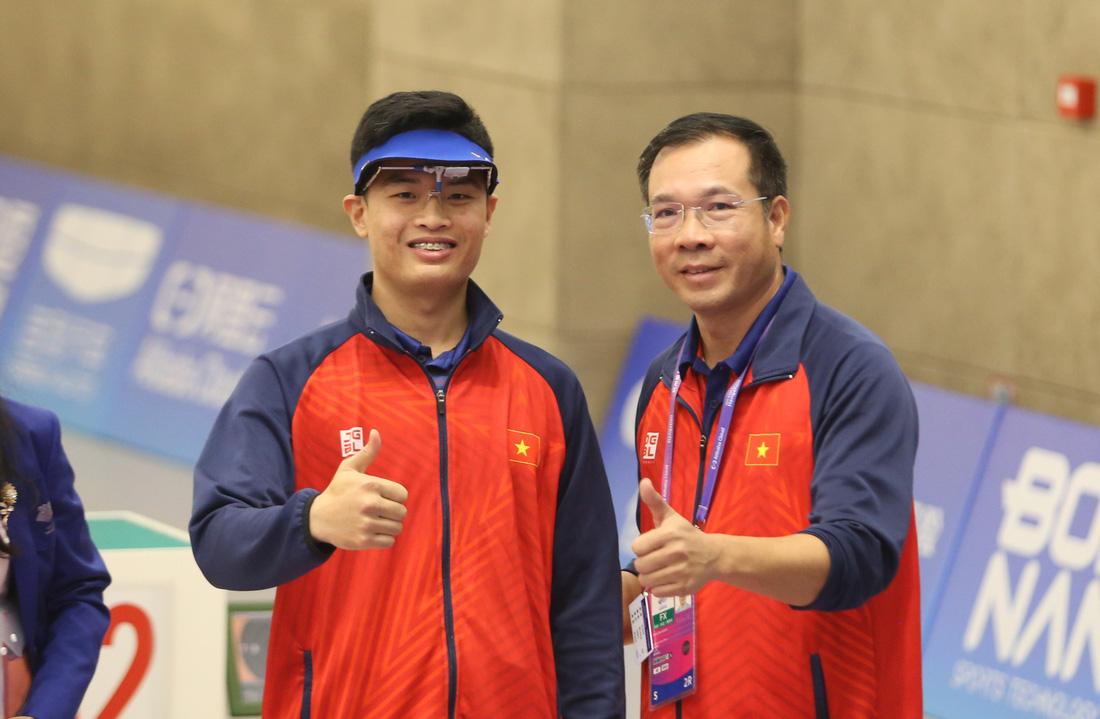 Xạ thủ Phạm Quang Huy (trái) mang về huy chương vàng Asiad 19 đầu tiên cho thể thao Việt Nam - Ảnh: HUY ĐĂNG