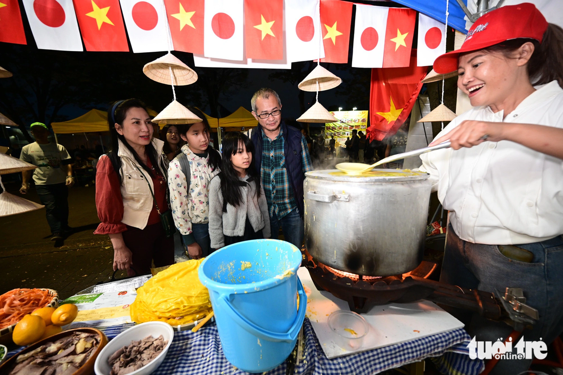 Chị Nguyễn Thị Thanh Nguyên, chủ nhân thương hiệu Phở Hai Thiền, trình diễn tráng bánh phở tại Vietnam  Phở Festival - Ảnh: QUANG ĐỊNH