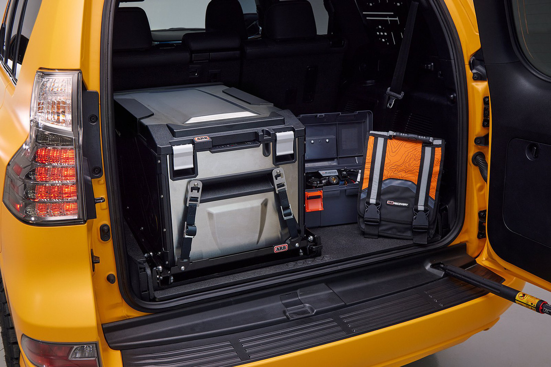Đuôi xe có tủ lạnh cùng máy nén khí lẫn bộ đồ cứu hộ - Ảnh: Lexus