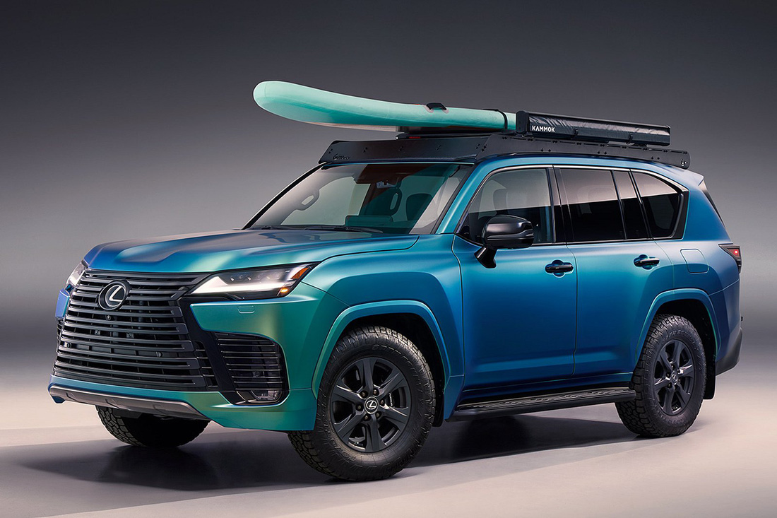 Finally, the Lexus LX 600 Premium AAP Build is a version that caters to boating enthusiasts.  A special feature of this edition is the mini boat on the roof with a very unique color-changing blue coating - Photo: Lexus